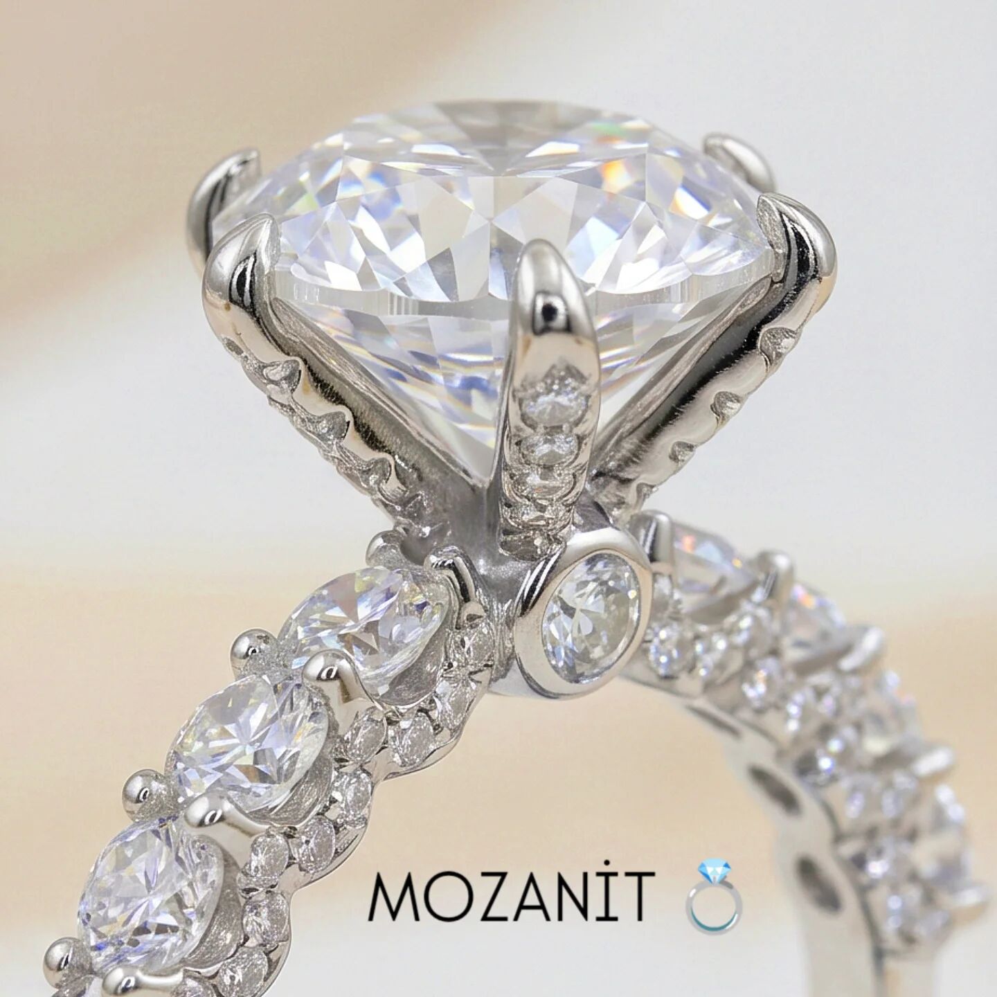 Mozanit Taşlı Yüksek Karat Altın Rodajlı Gümüş Tektaş Yüzük
