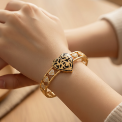Oltu Taşlı Kalpli Gold Altın Kaplamalı Gümüş Bilezik